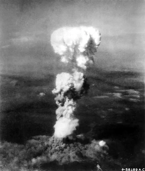 Nube en forma de hongo sobre Hiroshima tras la explosión de la bomba atómica el 6 de agosto de 1945
