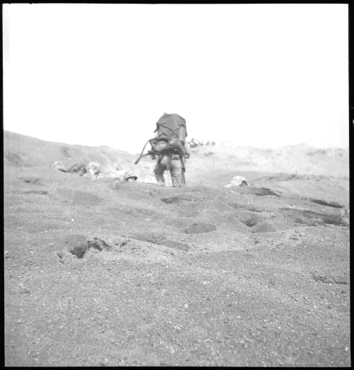 Un marine estadounidense disparando un lanzallamas en Iwo Jima, febrero de 1945