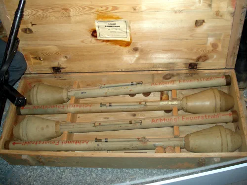Cuatro Panzerfaust 30 en su embalaje original, Museo Militar de Helsinki