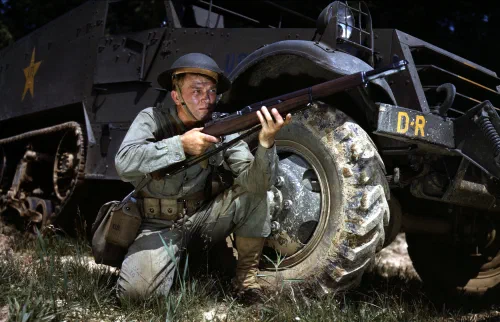 Soldado de infantería estadounidense con un fusil M1 Garand en Fort Knox, 1942