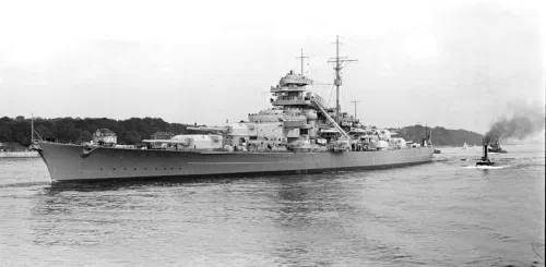 El acorazado Bismarck en aguas del mar del Norte en 1940