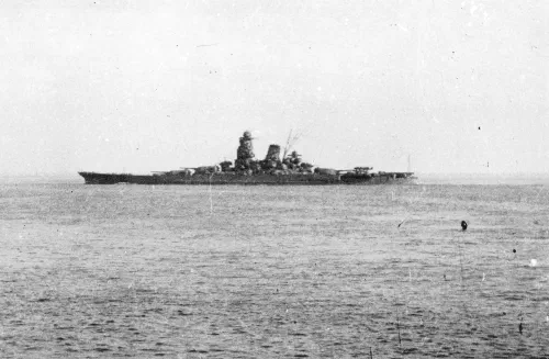 El acorazado japonés Musashi navegando en 1944