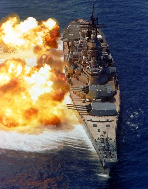 El USS Iowa disparando una andanada completa con sus cañones de 406 mm