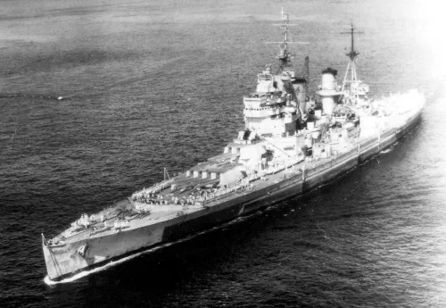 Acorazado HMS King George V entrando en el puerto de Apra, Guam, en 1945