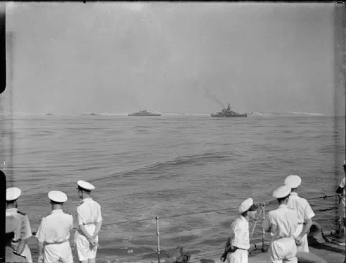 Los acorazados Vittorio Veneto y Littorio escoltados hacia Alejandría tras la rendición italiana en 1943