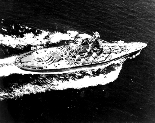 El USS South Dakota navegando en el océano Atlántico durante su período de pruebas en julio de 1942