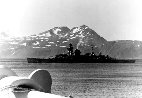 El crucero pesado Admiral Hipper en aguas noruegas hacia 1942