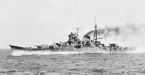 Crucero japonés Mogami durante pruebas de mar en 1935