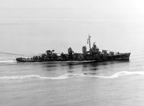 El USS Fletcher (DD-445) maniobrando frente a Nueva York en julio de 1942, pintado con camuflaje Medida 12