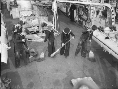 Tripulación británica a bordo de un destructor estadounidense transferido a la Royal Navy en Plymouth