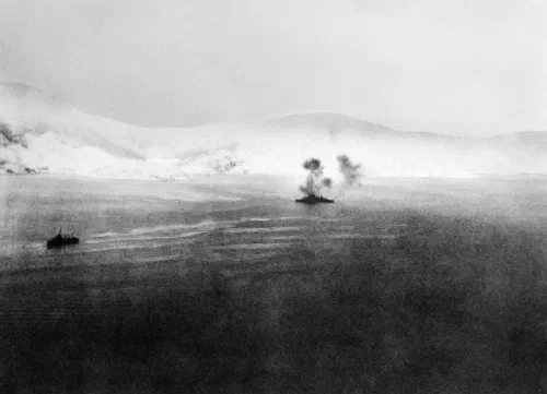 El HMS Warspite en acción durante la segunda batalla naval de Narvik en 1940