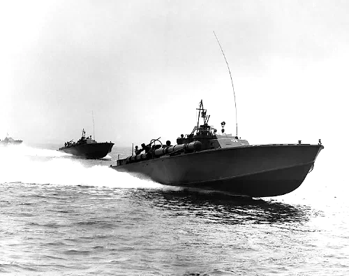 Lancha torpedera PT-105 a toda velocidad durante ejercicios, julio de 1942