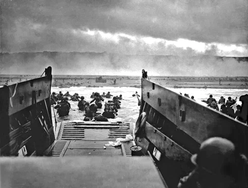 Tropas estadounidenses desembarcando de una LCVP en la playa de Omaha el Día D, 6 de junio de 1944