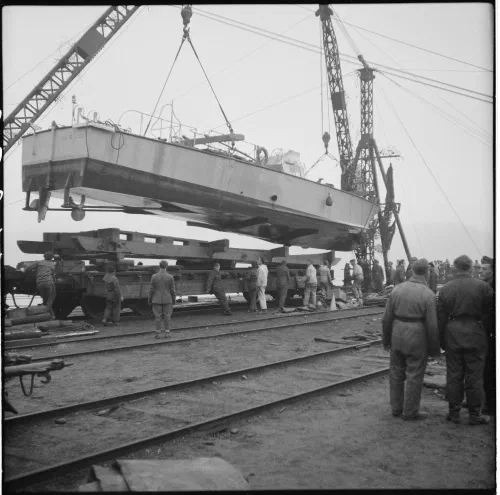 Lancha torpedera MAS 526 italiana siendo cargada en un vagón de tren en 1942