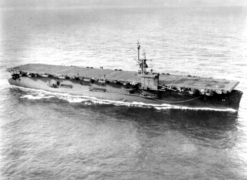 El portaaviones de escolta USS Cape Esperance (CVE-88) navegando en 1945