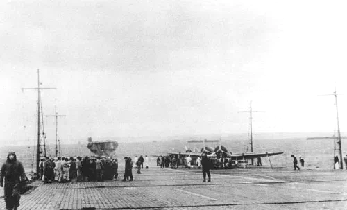 Cubierta de vuelo del portaaviones japonés Akagi en la bahía de Hitokappu, noviembre de 1941