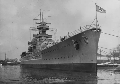 El acorazado Scharnhorst en puerto tras su botadura en 1939