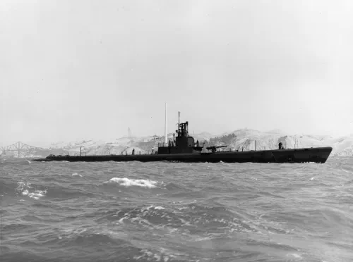 El submarino USS Wahoo (SS-238) de la clase Gato frente al astillero de Mare Island en 1943