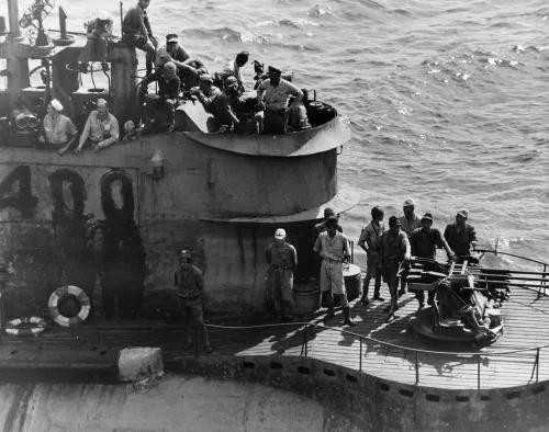El submarino japonés I-400 con su tripulación a bordo tras la rendición de Japón en 1945