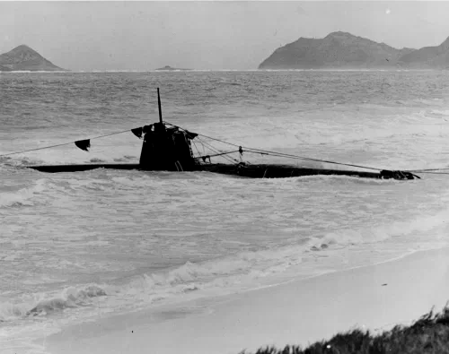 Submarino enano japonés tipo Ko-hyoteki varado en una playa de Oahu tras el ataque a Pearl Harbor en diciembre de 1941