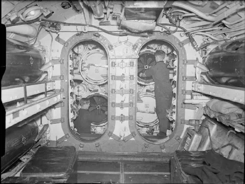 Sala de torpedos del submarino británico HMS Snapper durante la Segunda Guerra Mundial