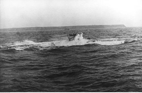 U-Boot tipo VII zarpando de una base submarina en la costa francesa del Atlántico en 1941