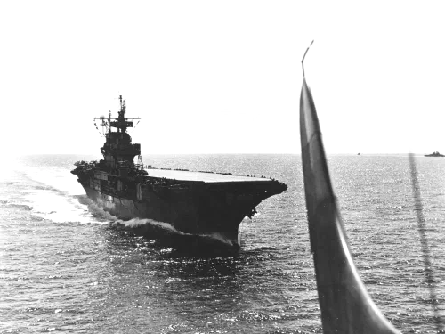 El portaaviones USS Enterprise navegando en el Pacífico central en marzo de 1944