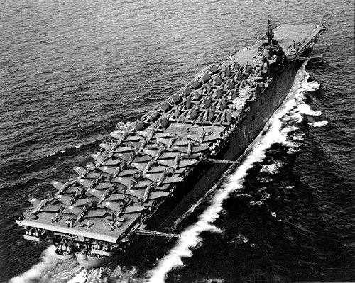 El portaaviones USS Essex (CV-9) navegando en el Atlántico en mayo de 1943
