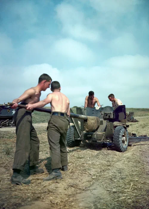 Soldados canadienses realizando el mantenimiento de un cañón antitanque QF 6-pounder durante la campaña de Normandía en 1944
