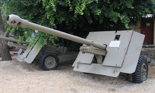 Cañón antitanque británico de 17 libras en posición defensiva junto al puente de Nimega