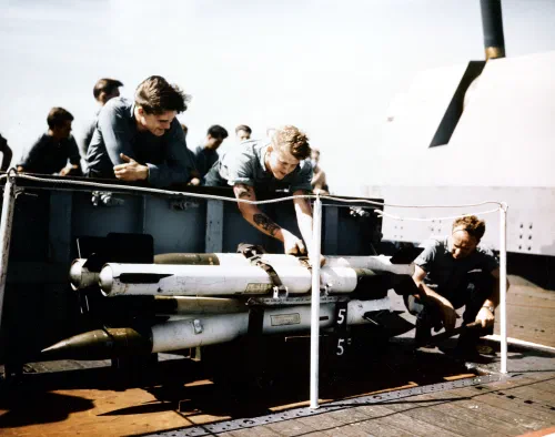 Cohetes HVAR preparados en la cubierta de un portaaviones estadounidense en 1945