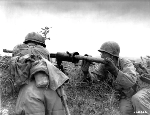 Soldados del 383.º Regimiento de Infantería cargando un fusil sin retroceso M18 de 57 mm en Okinawa, junio de 1945