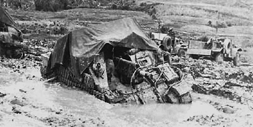 M7 Priest autopropulsado atascado en el barro durante la batalla de Okinawa