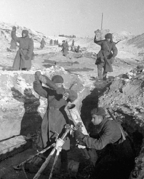 Soldados soviéticos de la batería de morteros de Bezdetko disparando morteros de 120 mm contra posiciones alemanas durante la batalla de Stalingrado, enero de 1943