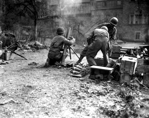 Equipo de mortero de 81 mm de la 99.ª División de Infantería estadounidense, marzo de 1945