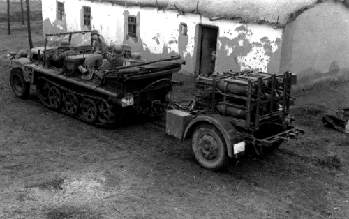 Vehículo semioruga alemán equipado con Nebelwerfer en el frente oriental