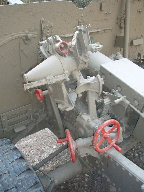 Obús QF 25-pounder expuesto en un museo, mostrando su plataforma circular de disparo