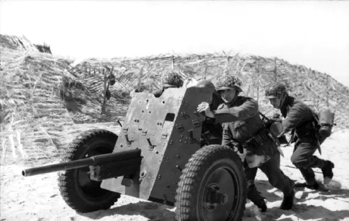 Soldados alemanes con un cañón anticarro PaK 36 de 37 mm en el norte de Francia