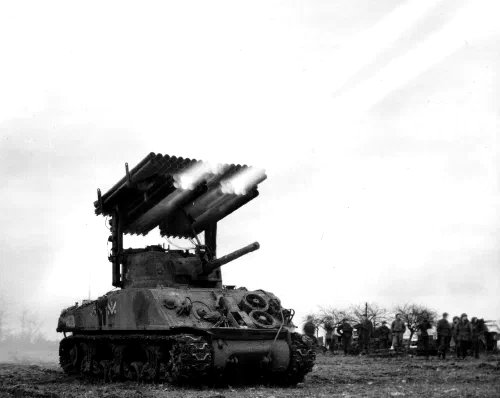 Sherman Calliope disparando cohetes de 4,5 pulgadas en Francia