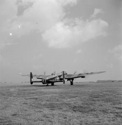 Avro Lancaster I del Escuadrón 44 en Waddington, 1942
