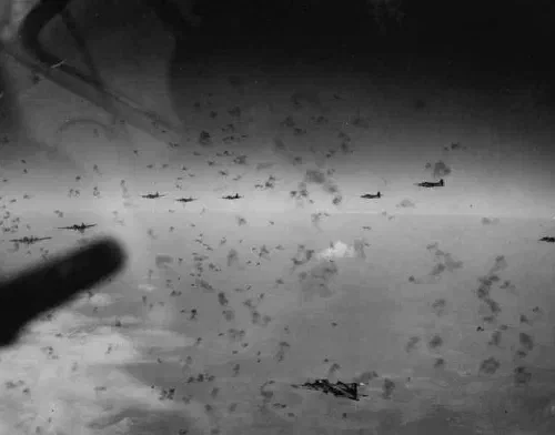 Formación de bombarderos B-17 Flying Fortress volando entre estallidos de fuego antiaéreo