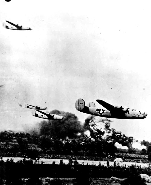 Bombarderos B-24 Liberator volando a baja altitud sobre las refinerías de Ploesti, Rumanía, el 1 de agosto de 1943