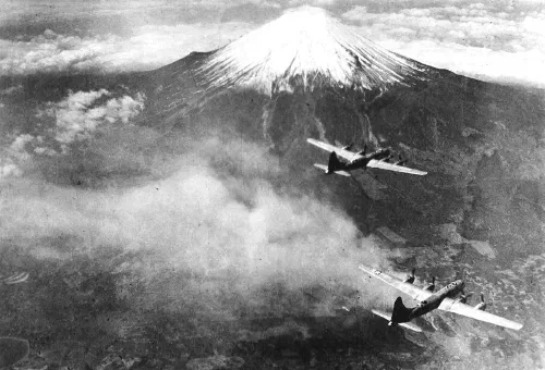 Formación de bombarderos B-29 Superfortress del 73rd Bomb Wing sobrevolando el Monte Fuji en Japón en 1945