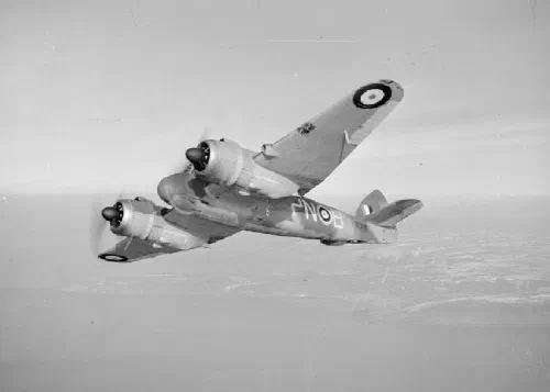 Bristol Beaufighter Mk IF del Escuadrón 252 de la RAF en vuelo sobre la costa británica