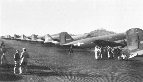 Aviones de transporte C-47 cargados con paracaidistas en una pista del Pacífico en 1943