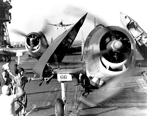 Cazas F6F-3 Hellcat del escuadrón VF-10 aterrizando en el USS Enterprise en febrero de 1944