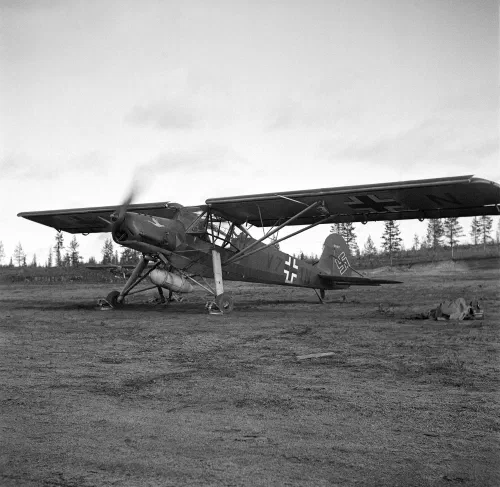 Fieseler Fi 156 Storch preparado para una misión en el frente oriental, 1941