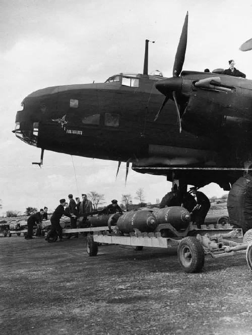 Bombardero Halifax del Escuadrón 76 de la RAF siendo cargado con bombas en Linton-on-Ouse, 1943