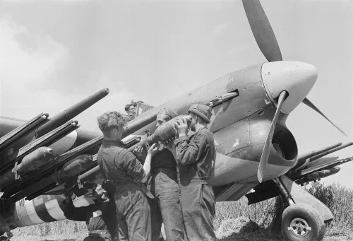 Personal de tierra cargando cohetes RP-3 en un Hawker Typhoon Mk IB del Escuadrón 247 de la RAF en Normandía, junio de 1944
