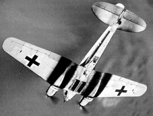 Heinkel He 111 con las puertas del compartimento de bombas abiertas en 1940